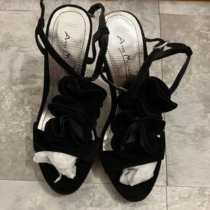 Black open toe stilettos about 3.5 inches size 7 with flower pedals on top